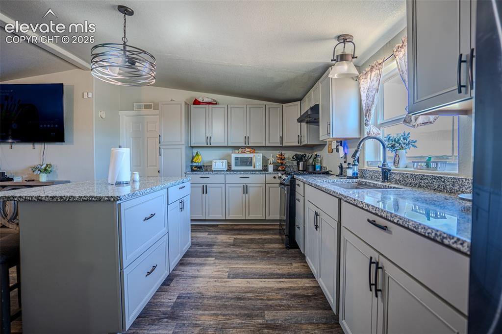 Image 10 of 28: Kitchen