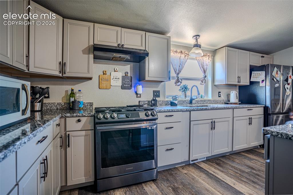 Image 11 of 28: Kitchen
