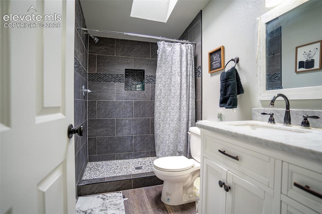 Image 14 of 28: Bathroom