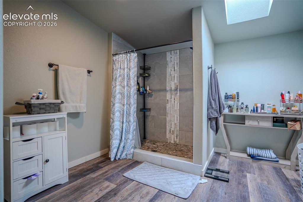 Image 18 of 28: Bathroom