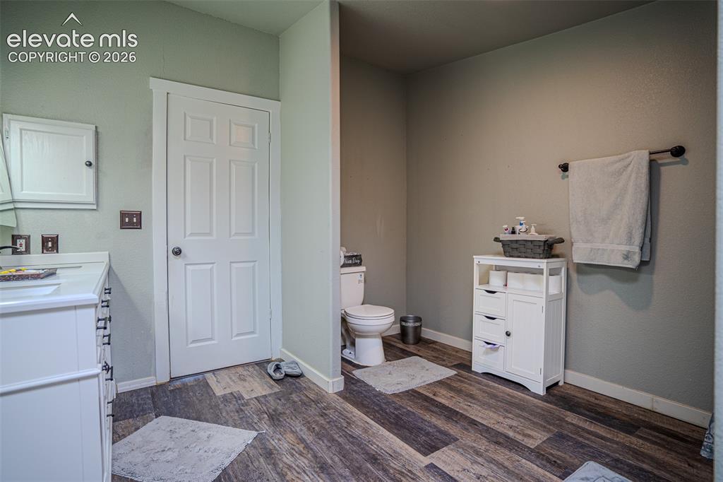 Image 19 of 28: Bathroom