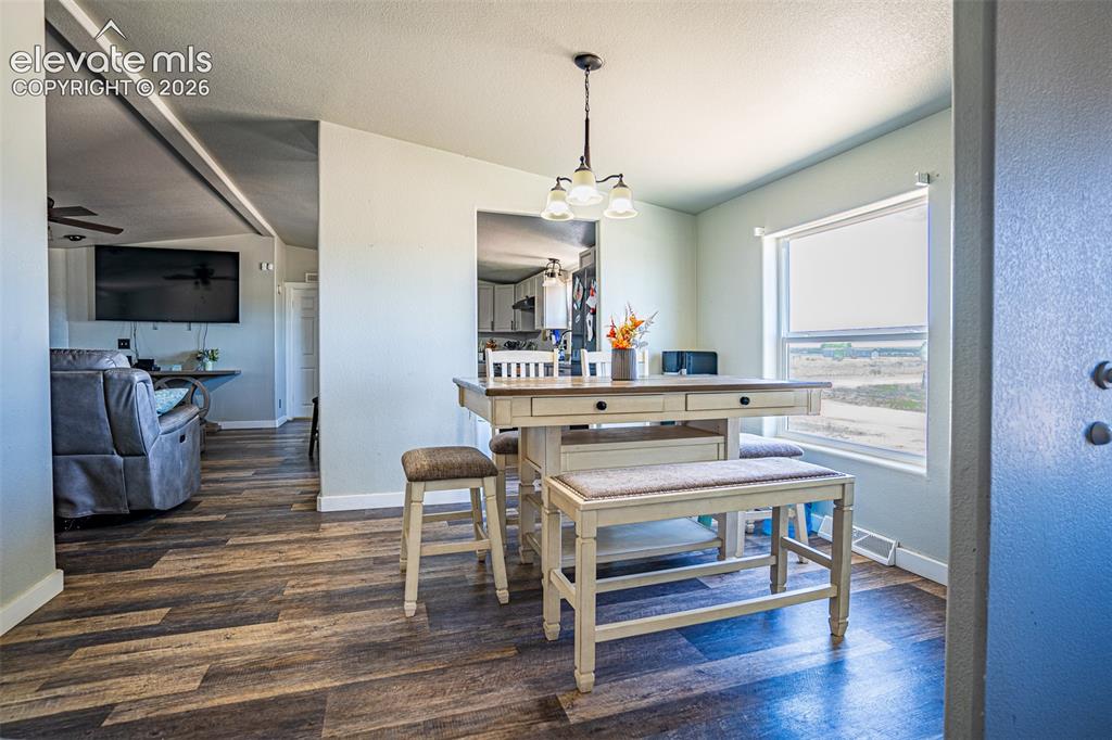 Image 6 of 28: Dining Area