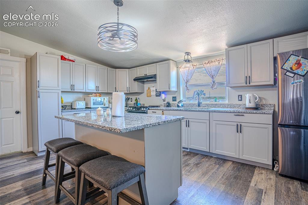 Image 9 of 28: Kitchen