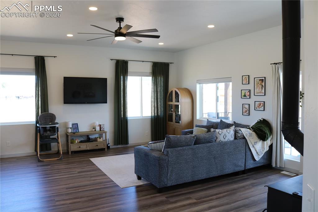 Image 20 of 23: Living Room