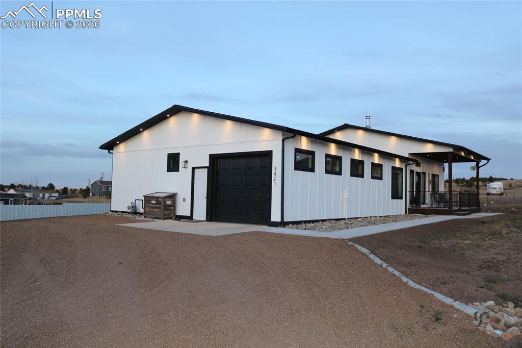 Image 7 of 23: Garage