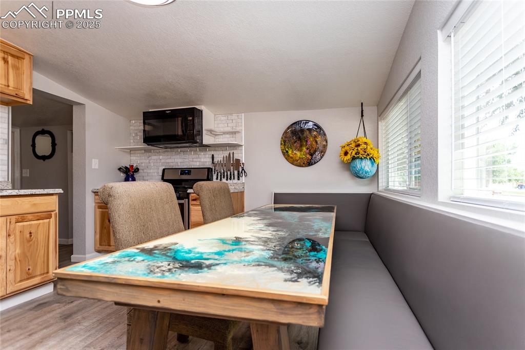 Image 10 of 50: Dining Area