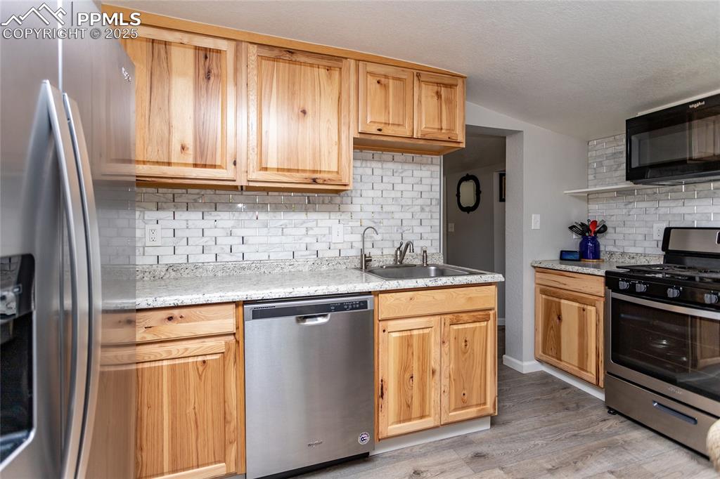 Image 11 of 50: Kitchen