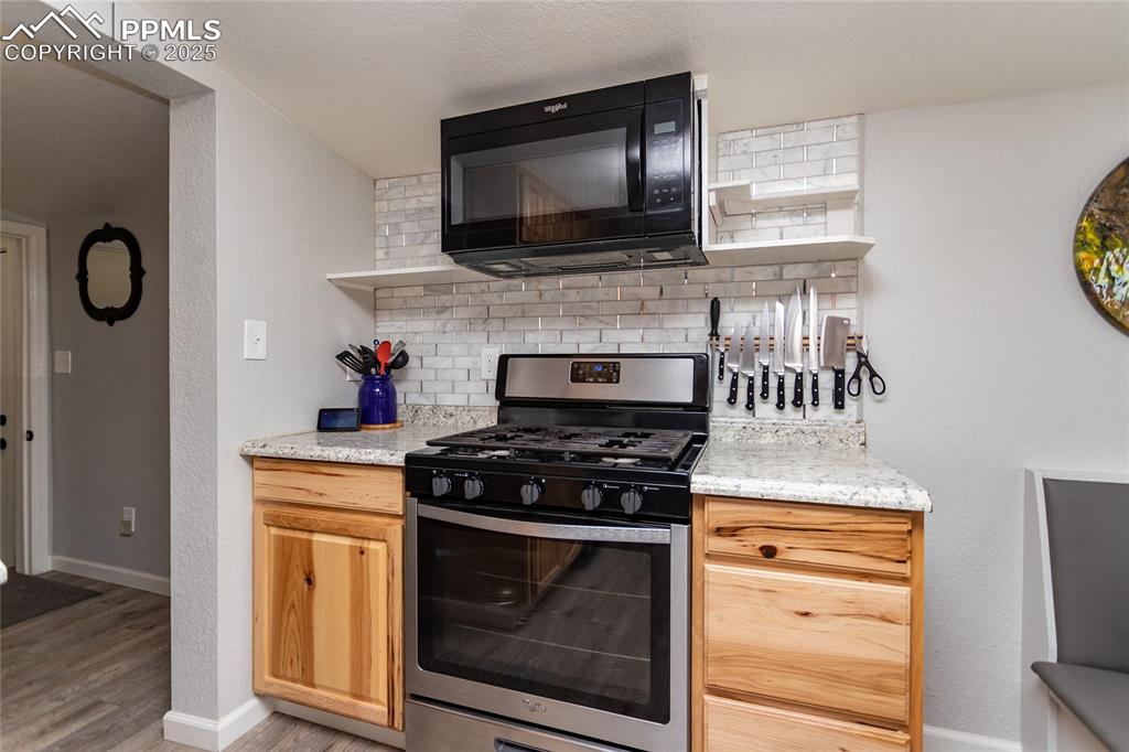 Image 12 of 50: Kitchen