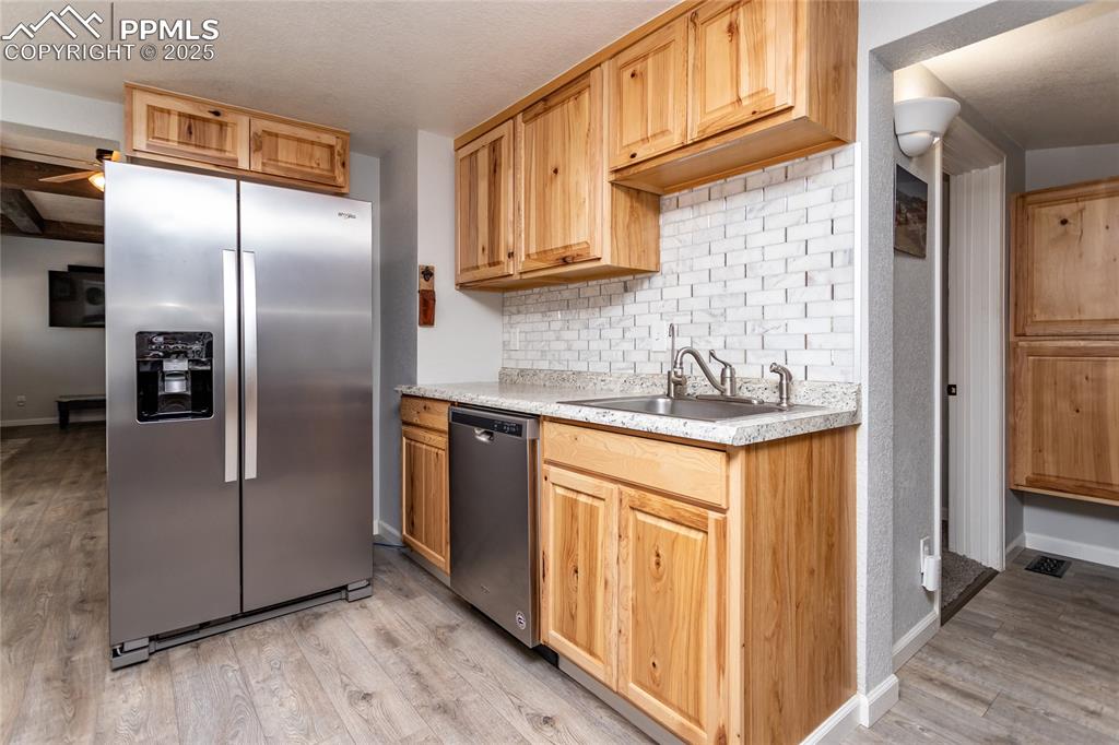 Image 13 of 50: Kitchen