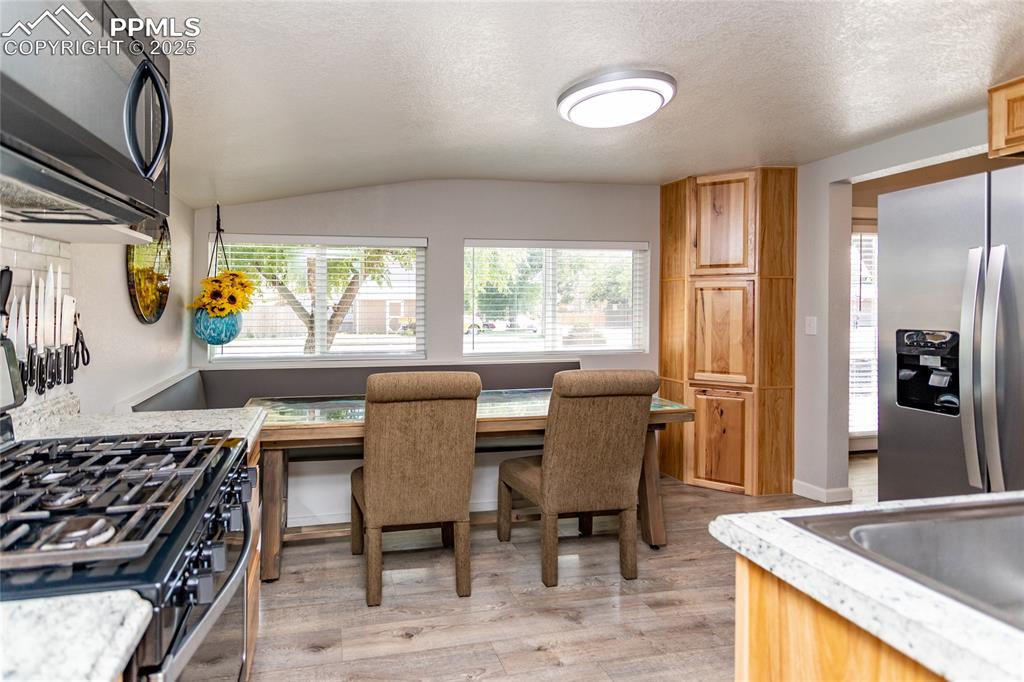 Image 14 of 50: Kitchen