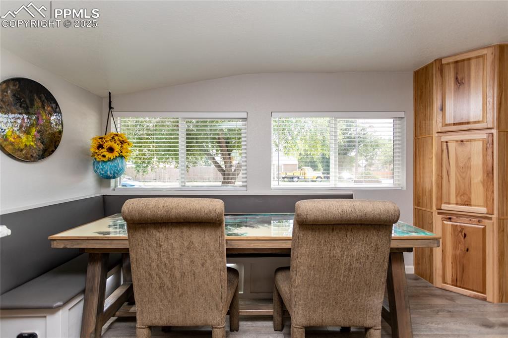 Image 15 of 50: Dining Area