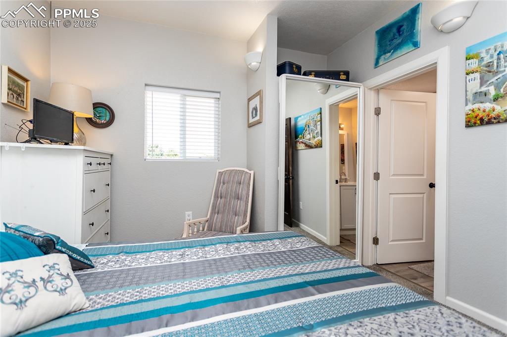 Image 19 of 50: Bedroom