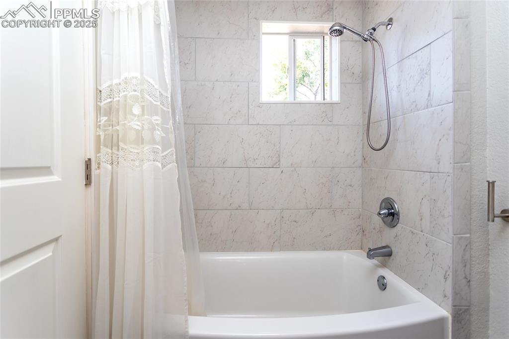 Image 21 of 50: Bathroom