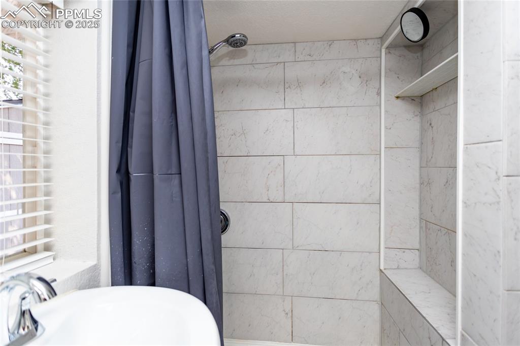 Image 26 of 50: Bathroom