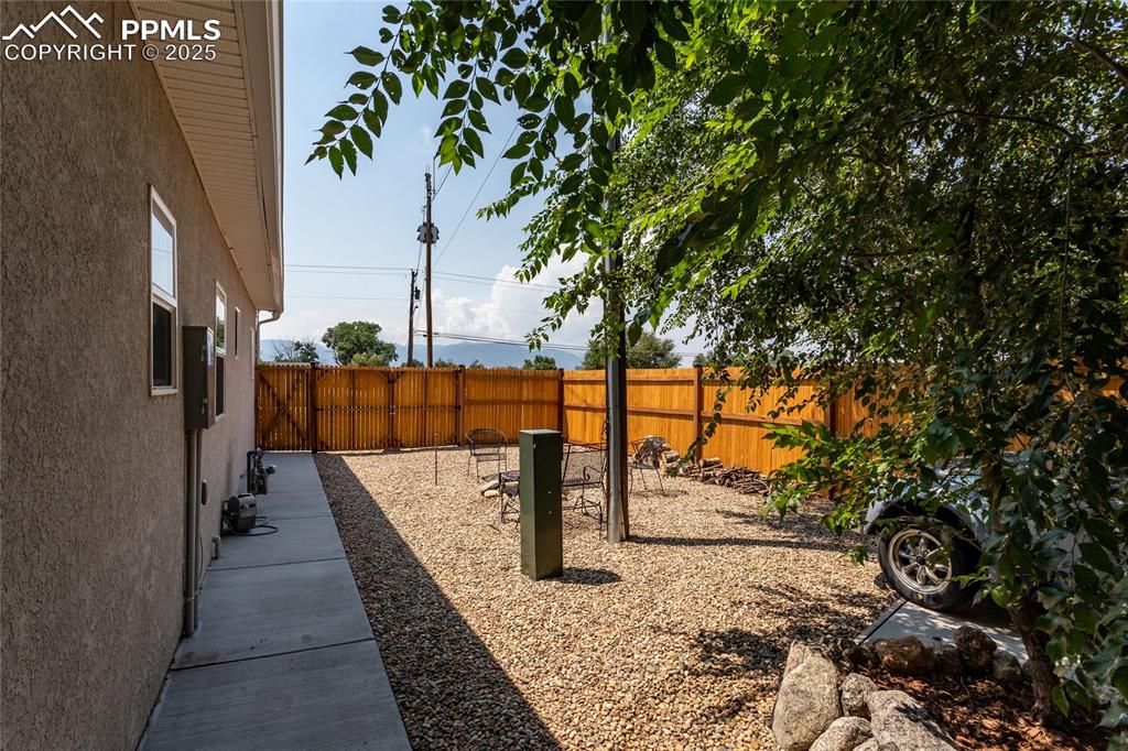 Image 28 of 50: Yard