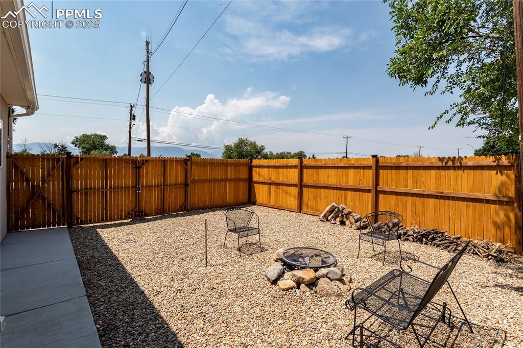 Image 33 of 50: Yard