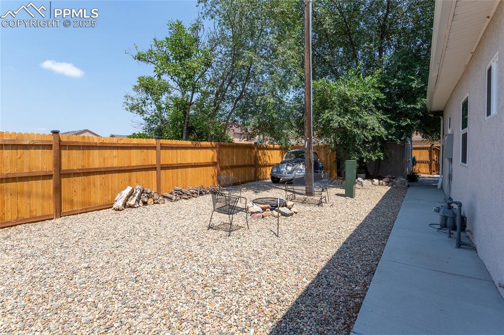 Image 34 of 50: Yard