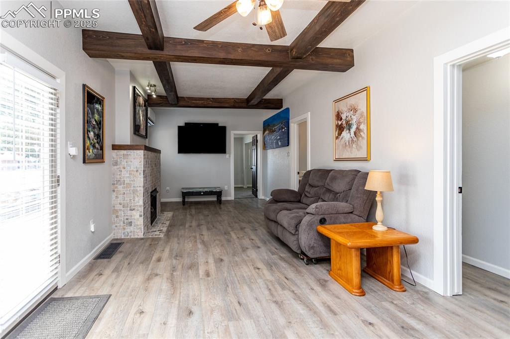 Image 4 of 50: Living Room