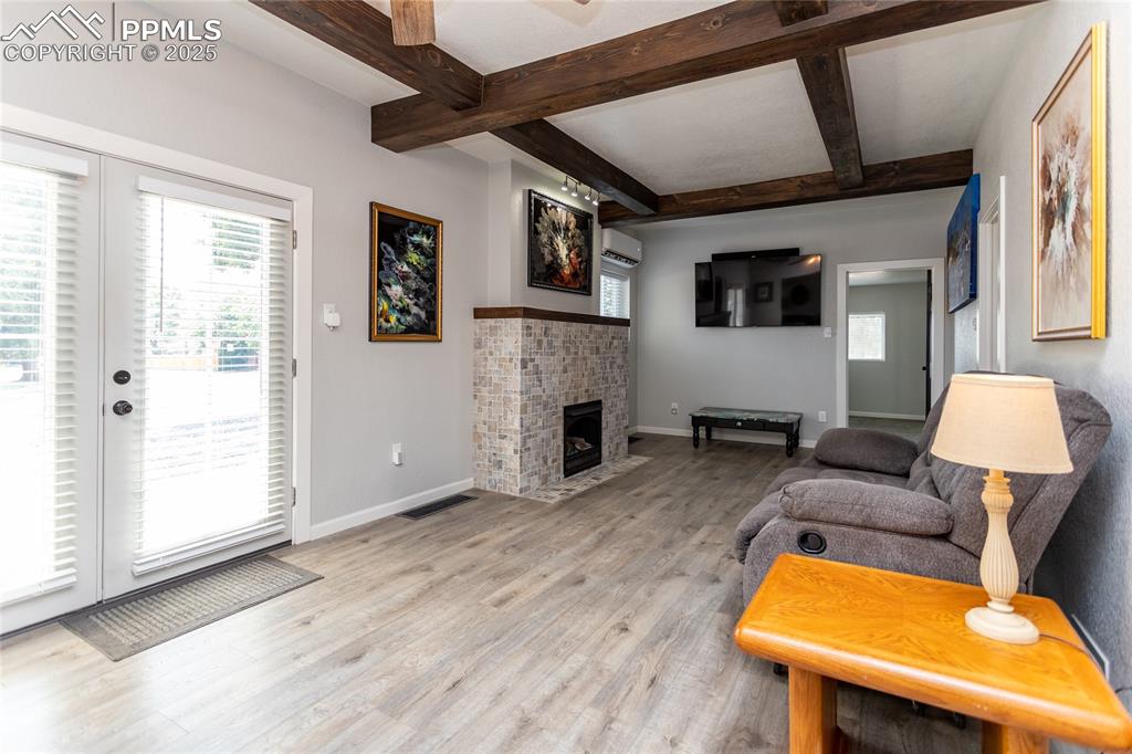 Image 5 of 50: Living Room