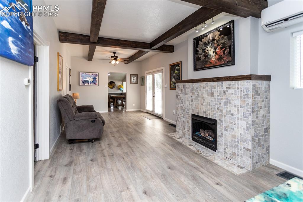 Image 6 of 50: Living Room