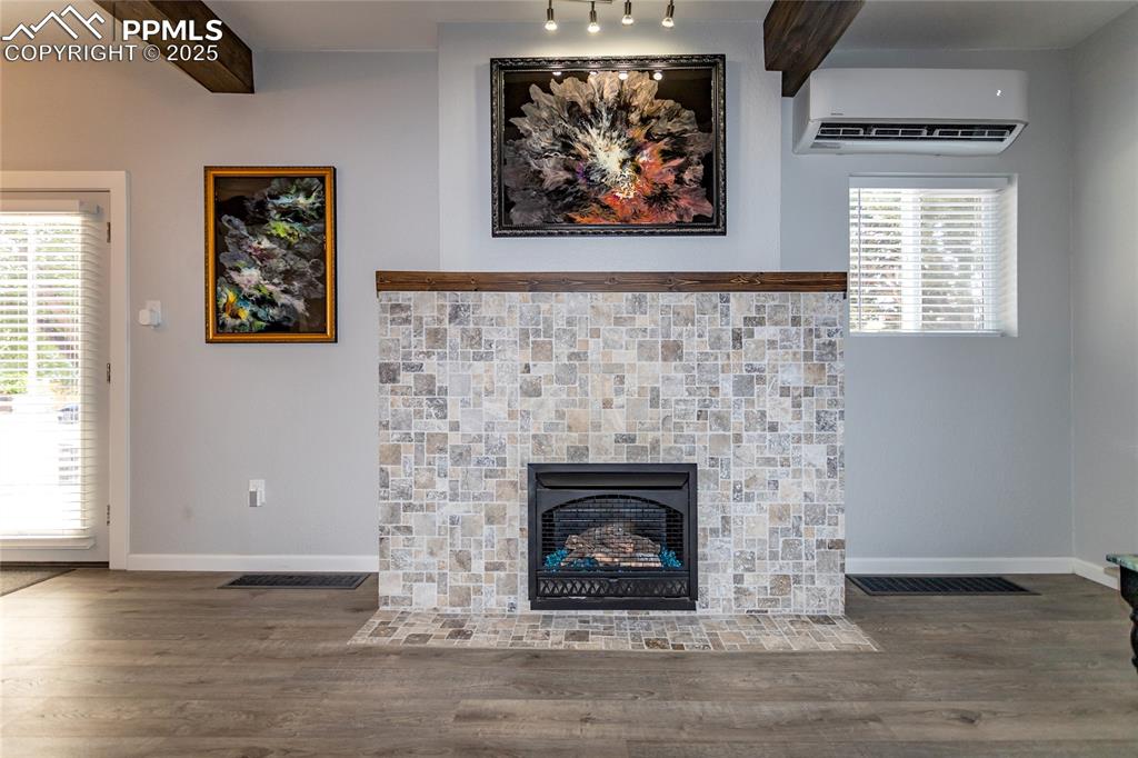 Image 7 of 50: Living Room