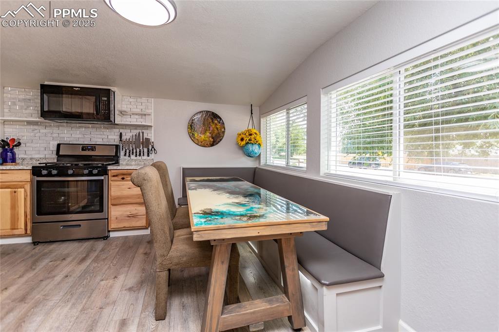 Image 8 of 50: Dining Area