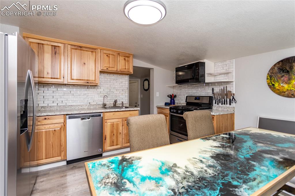 Image 9 of 50: Kitchen