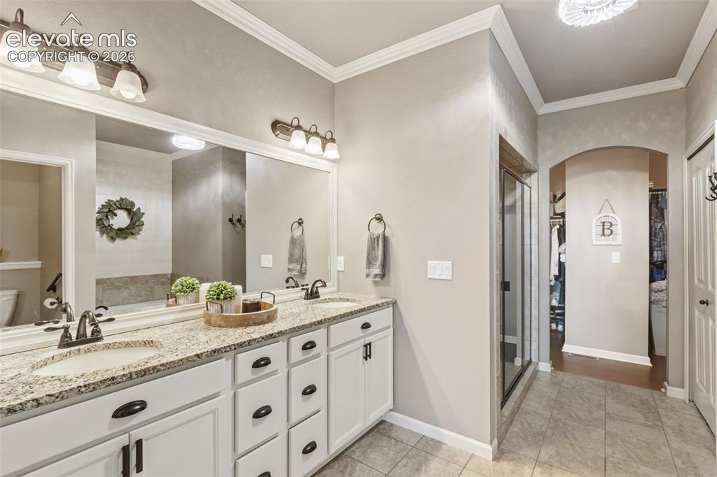 Image 17 of 40: Main Level 5 piece bath With fandalier