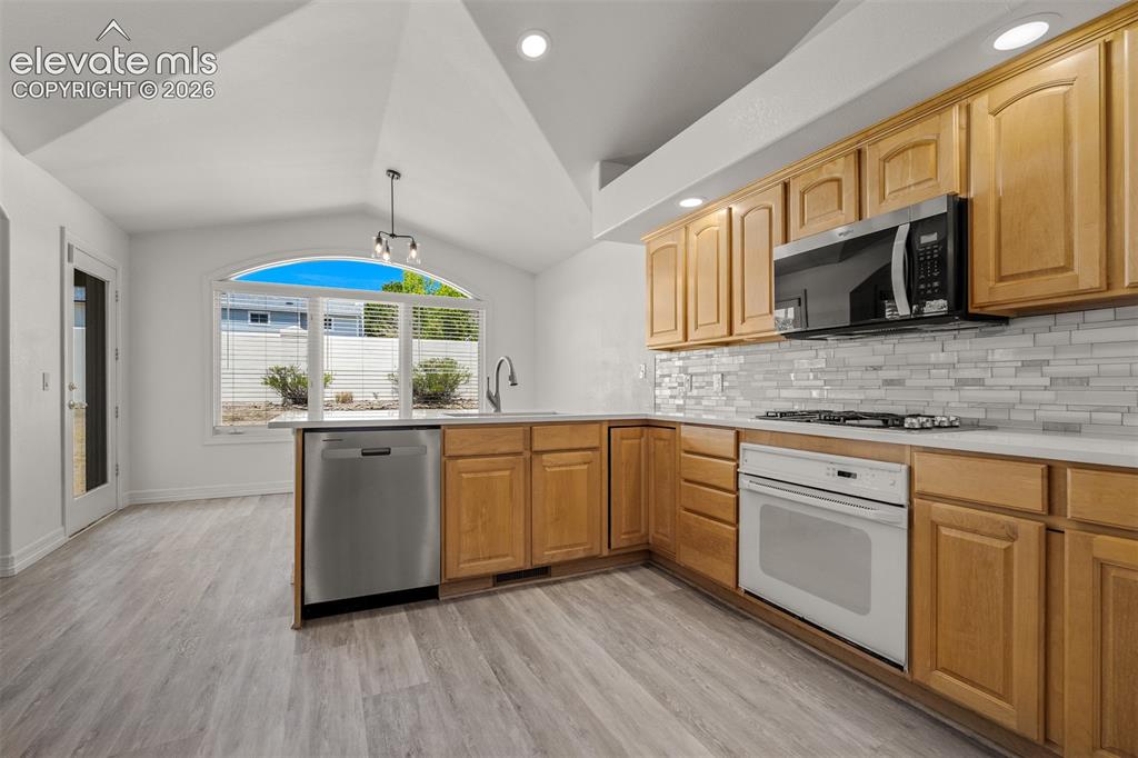 Image 15 of 50: Kitchen