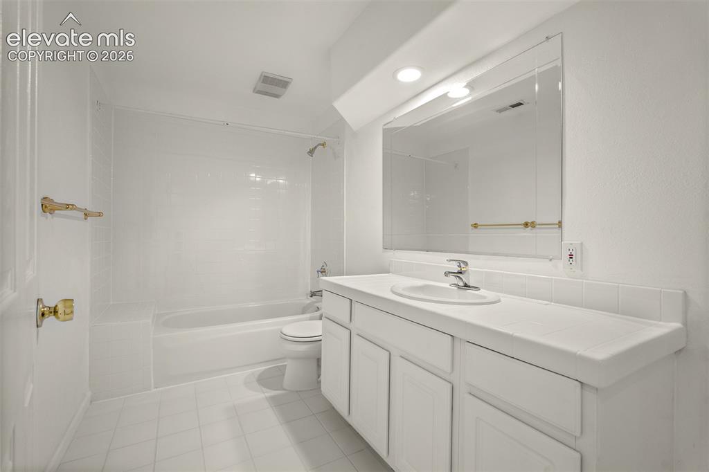 Image 41 of 50: Bathroom