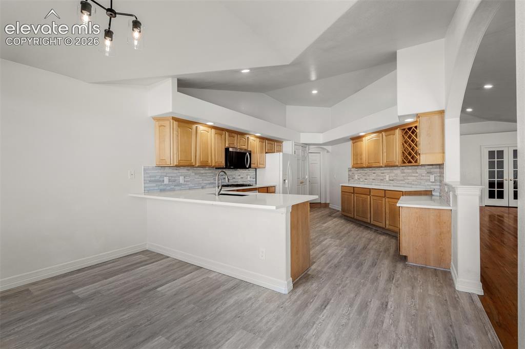 Image 9 of 50: Kitchen