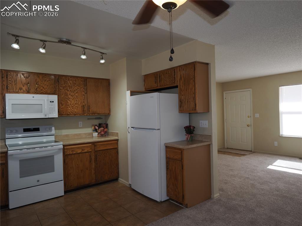 Image 10 of 30: Kitchen