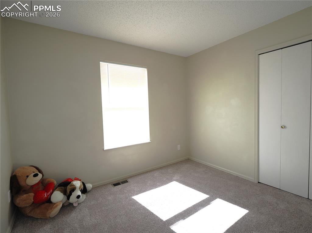 Image 18 of 30: Bedroom