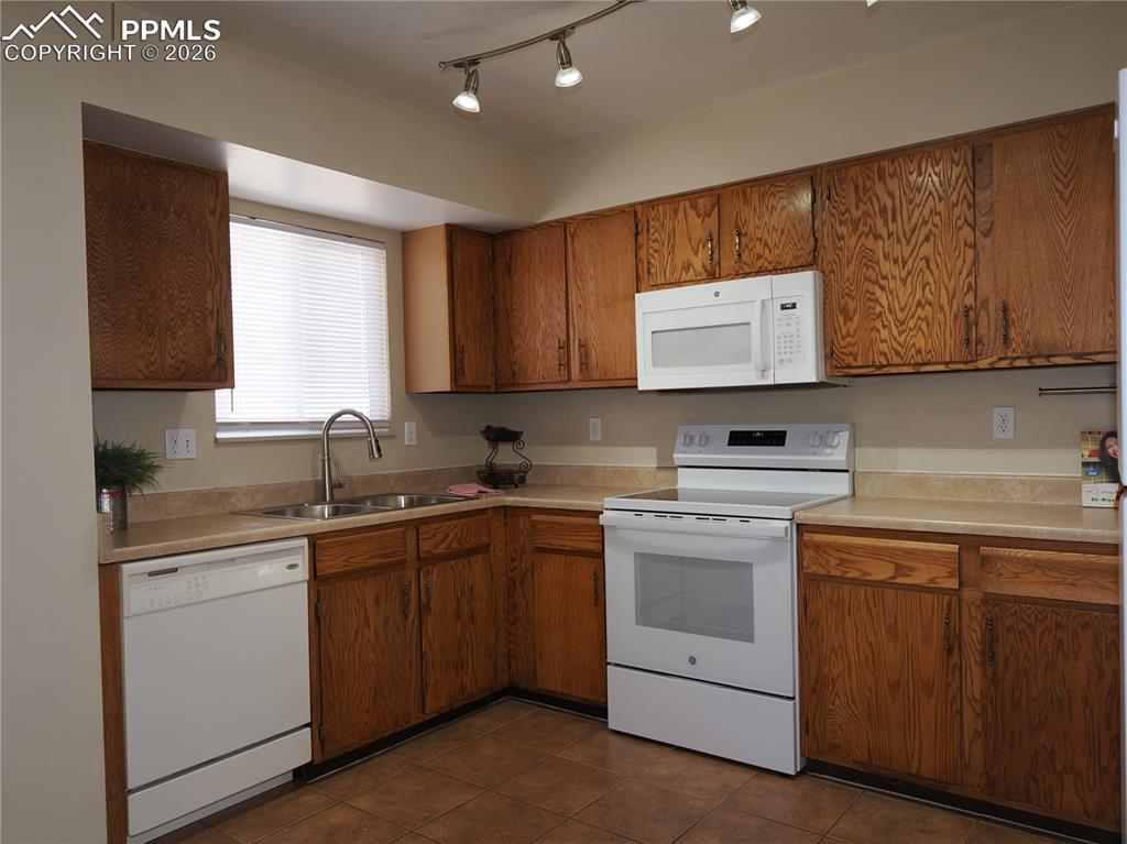 Image 8 of 30: Kitchen