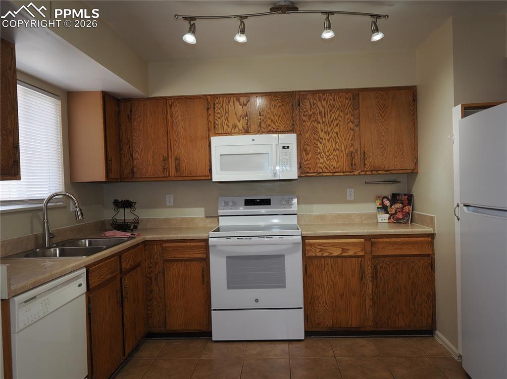 Image 9 of 30: Kitchen