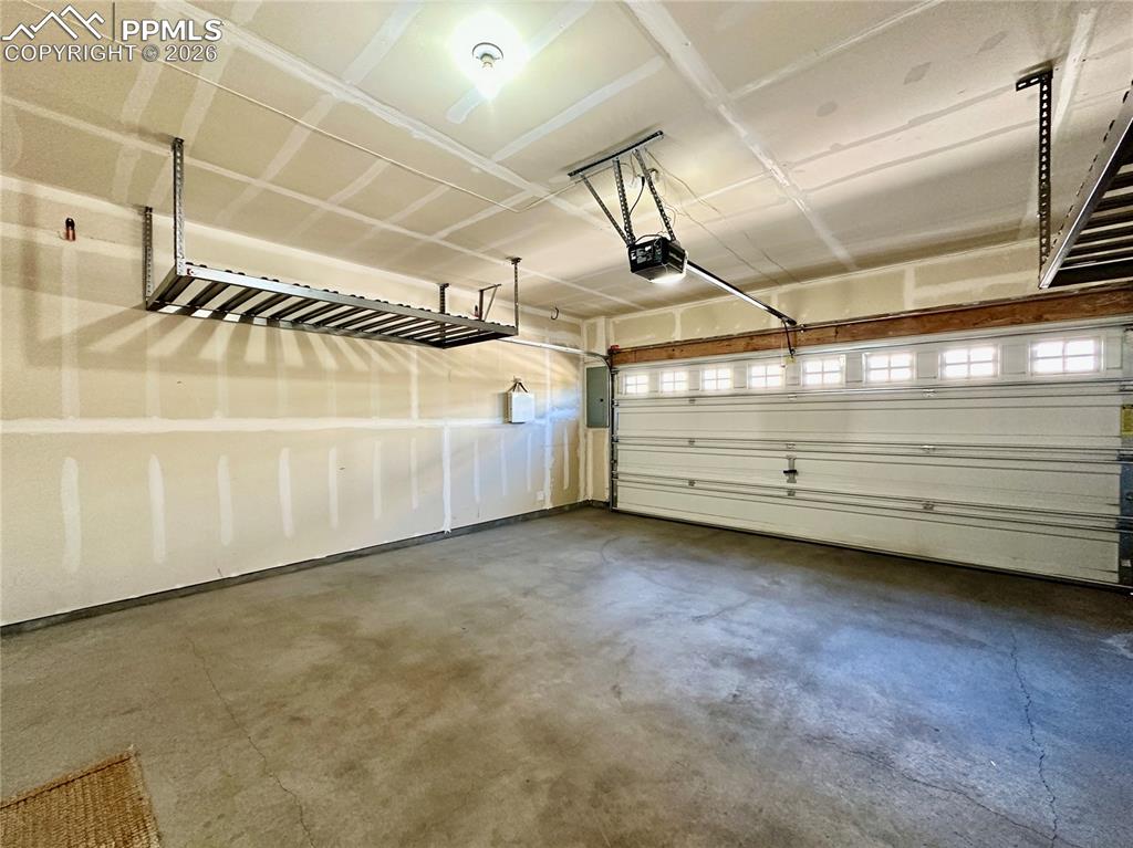 Image 8 of 22: Garage