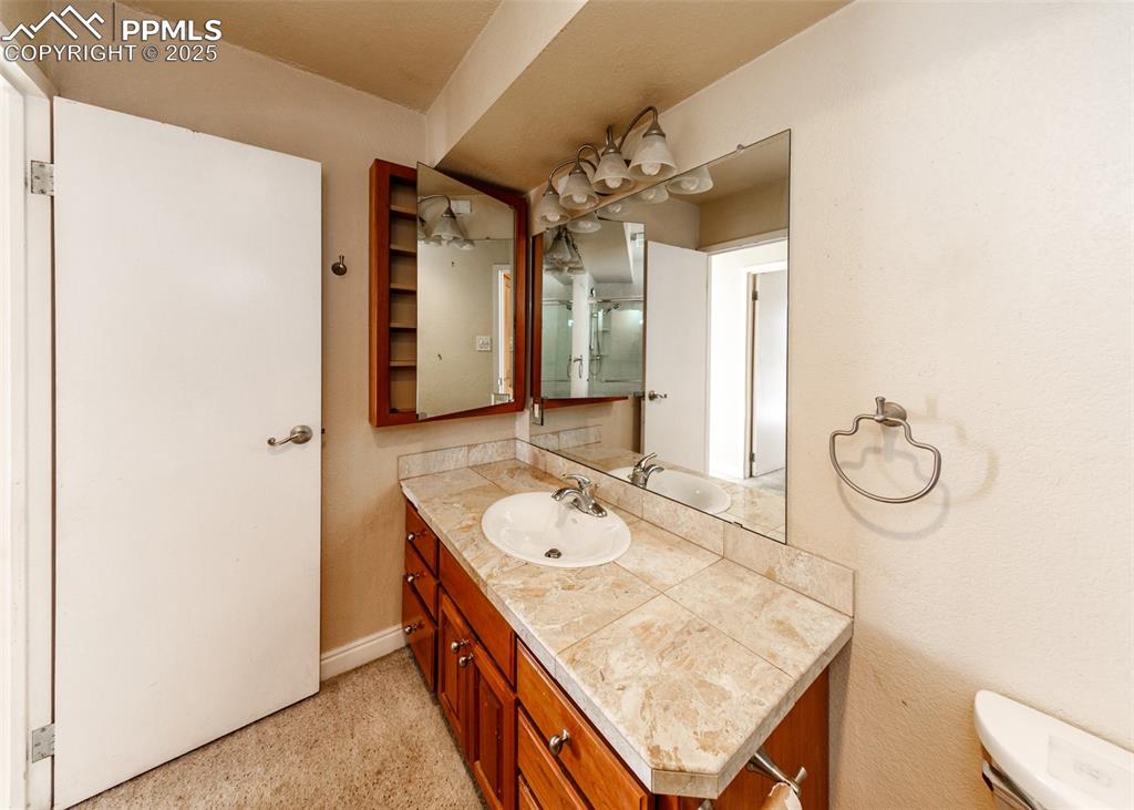 Image 27 of 36: Bathroom