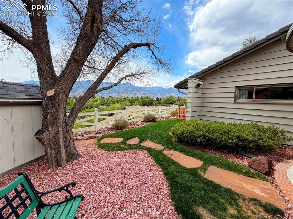 Image 11 of 50: Yard