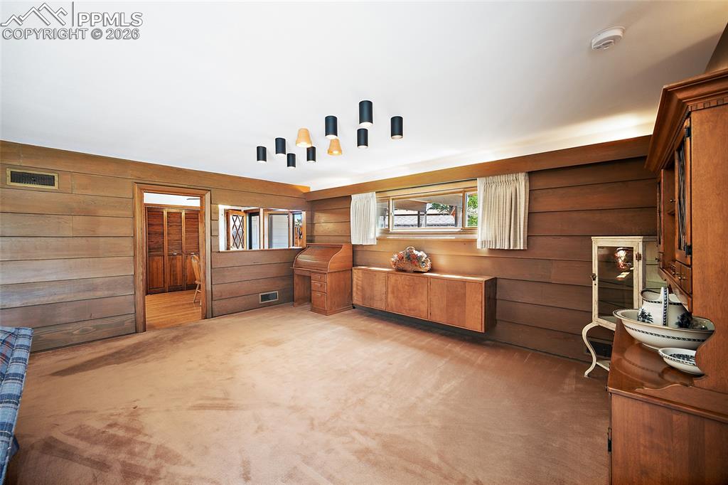 Image 19 of 50: Dining Room