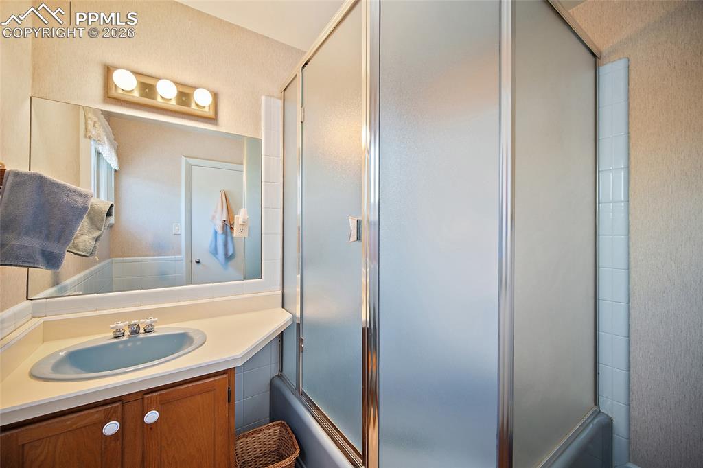 Image 49 of 50: Bathroom