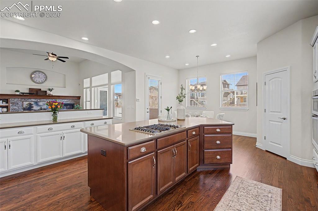 Image 10 of 50: Kitchen