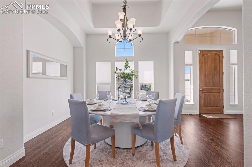 Image 14 of 50: Dining Area