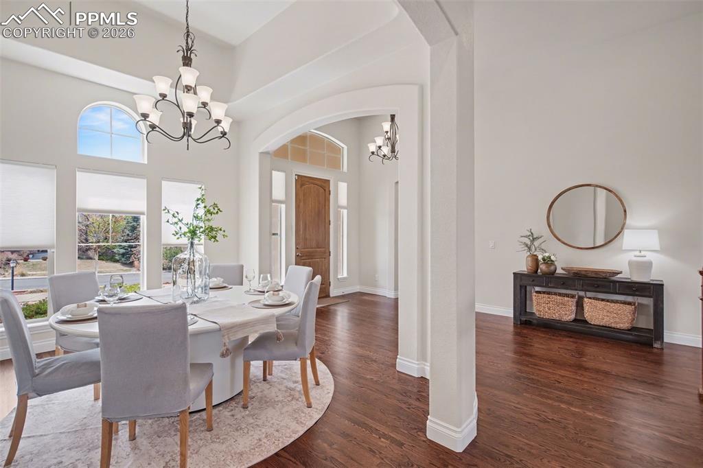 Image 15 of 50: Dining Area