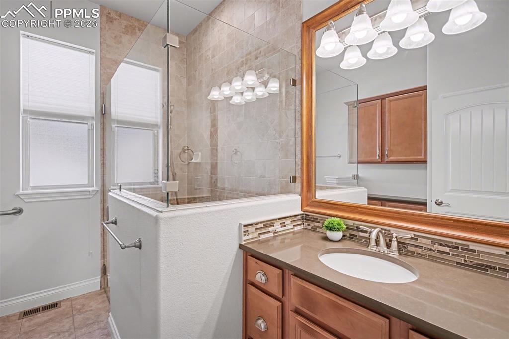 Image 24 of 50: Bathroom