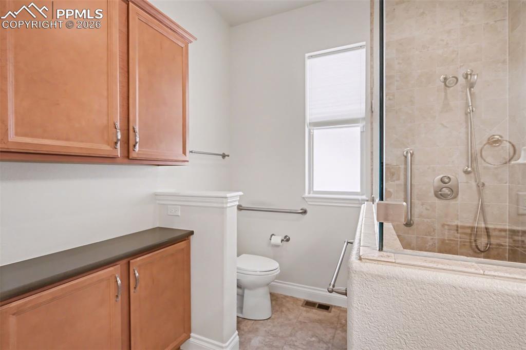 Image 25 of 50: Bathroom