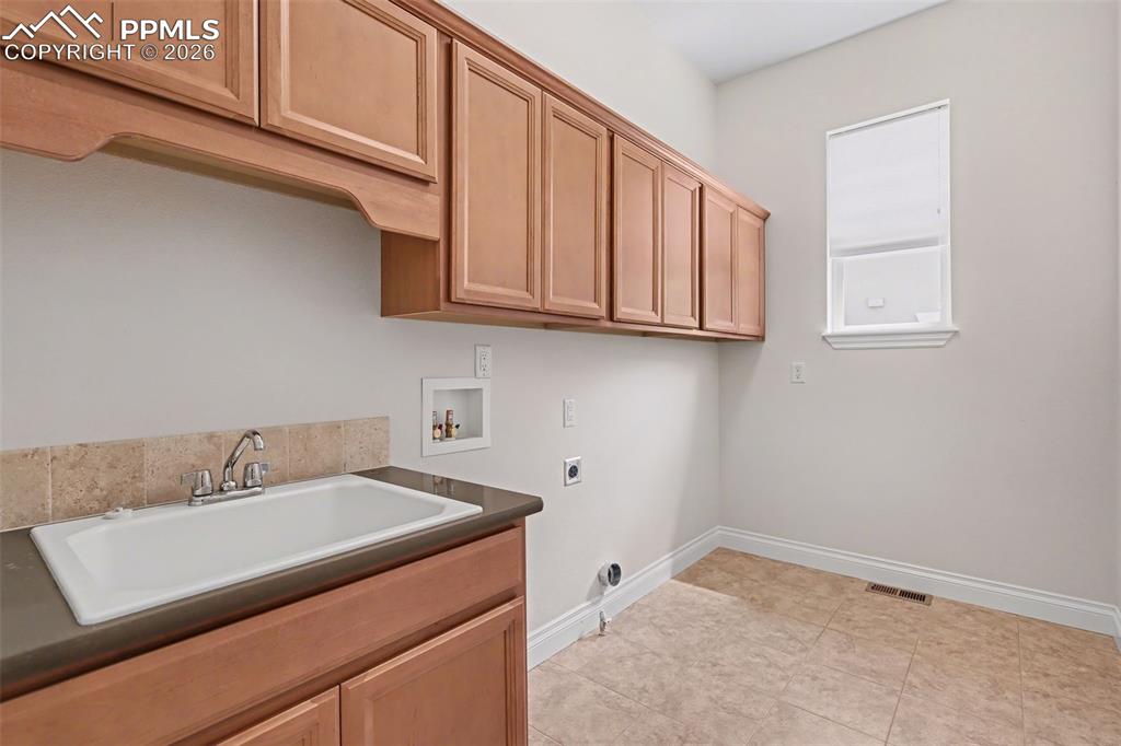 Image 26 of 50: Laundry