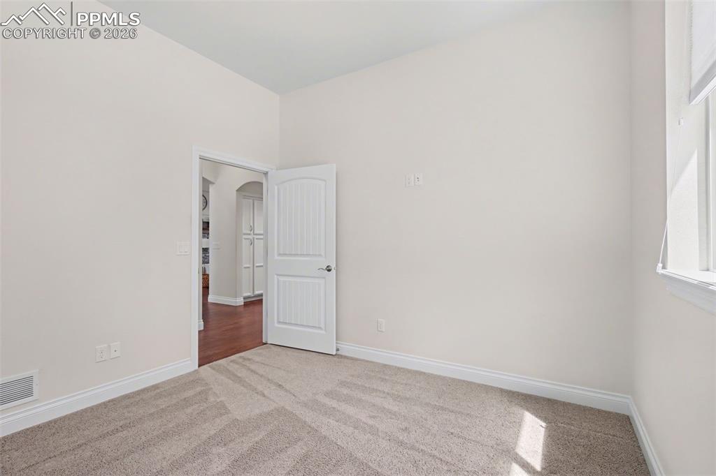 Image 28 of 50: Office