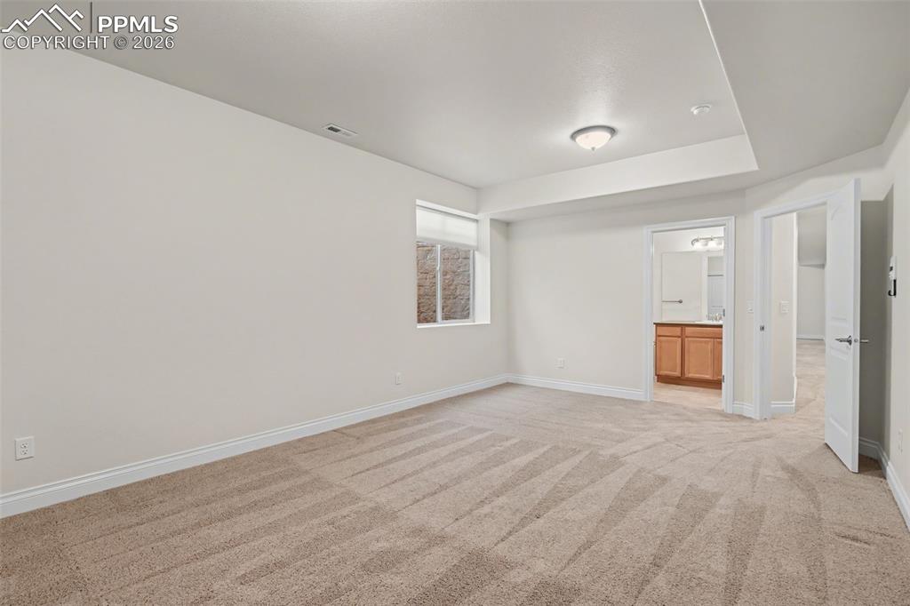 Image 34 of 50: Bedroom