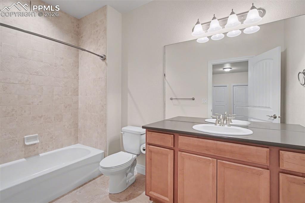 Image 35 of 50: Bathroom