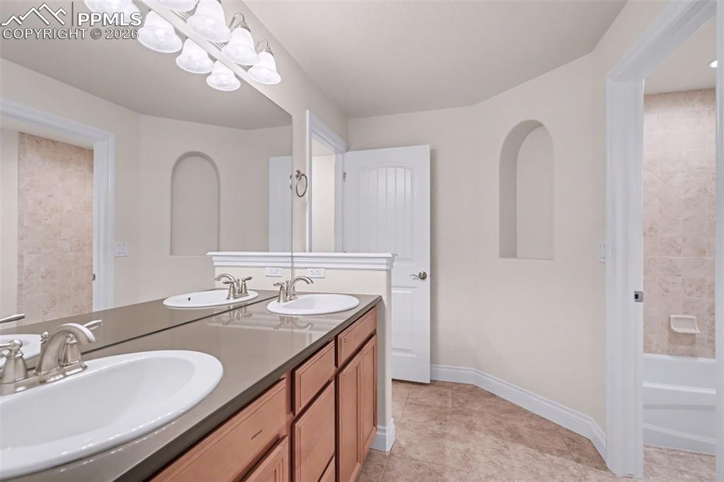 Image 38 of 50: Bathroom